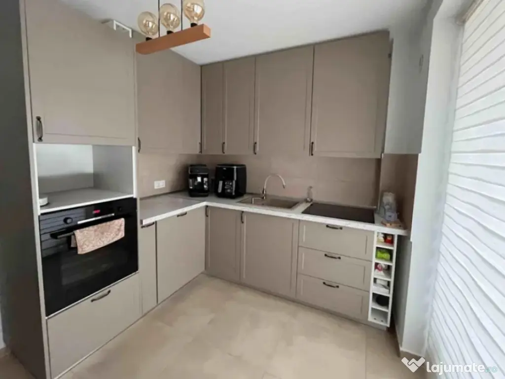 Apartament 3 camere, decomandat - zona Tractorul