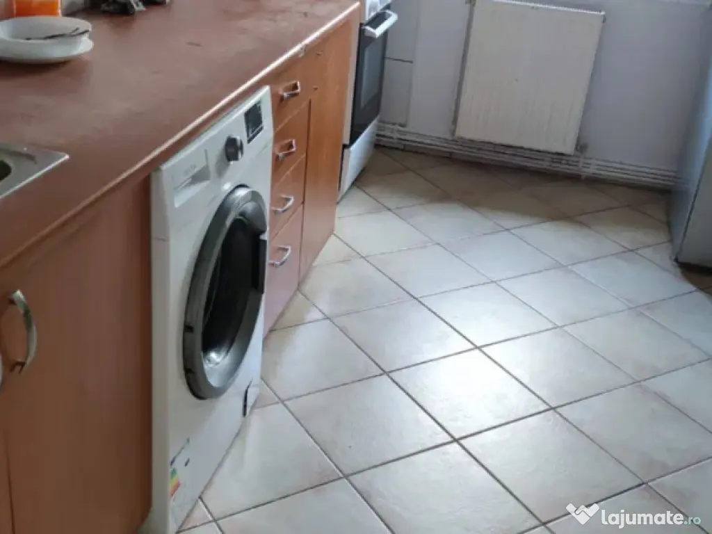 Apartament 3 camere, decomandat - zona Astra