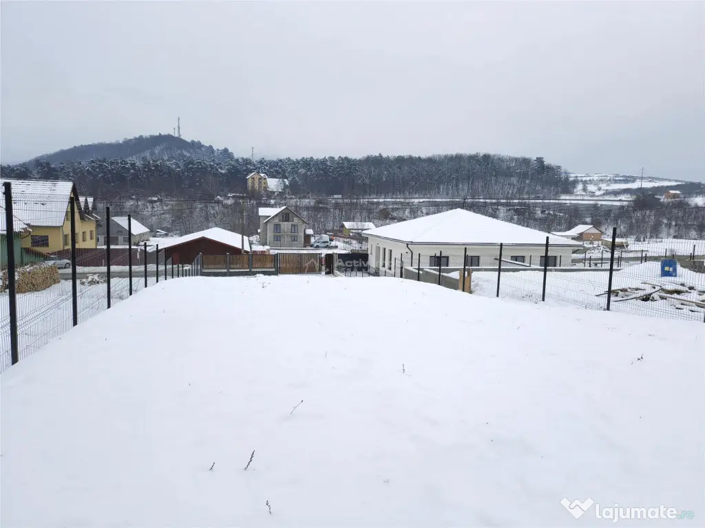 Teren intravilan de 769 mp cu priveli#537;te frumoasa catre