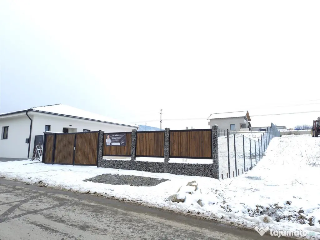 Teren intravilan de 769 mp cu priveli#537;te frumoasa catre