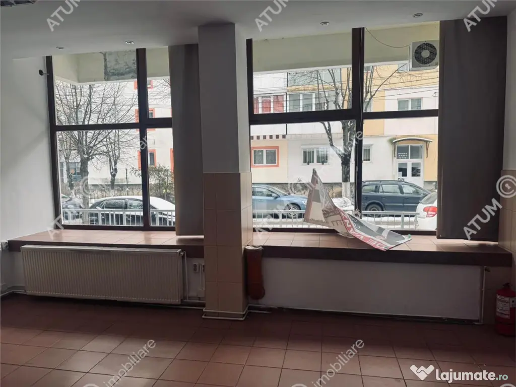 Spatiu comercial 100 mp utili 9 ml vitrina 2 intrari Valea A 