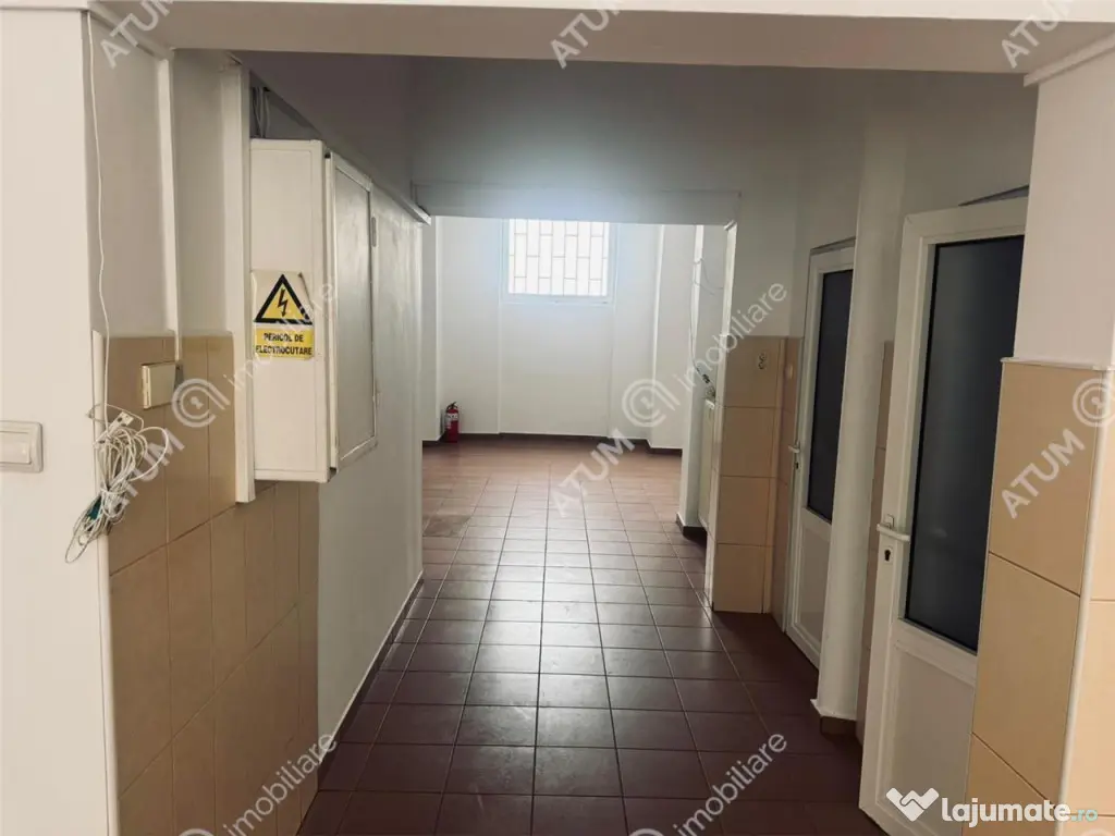 Spatiu comercial 100 mp utili 9 ml vitrina 2 intrari Valea A 