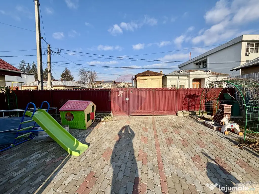 Casă / Vilă cu 4 camere de vânzare în zona Central