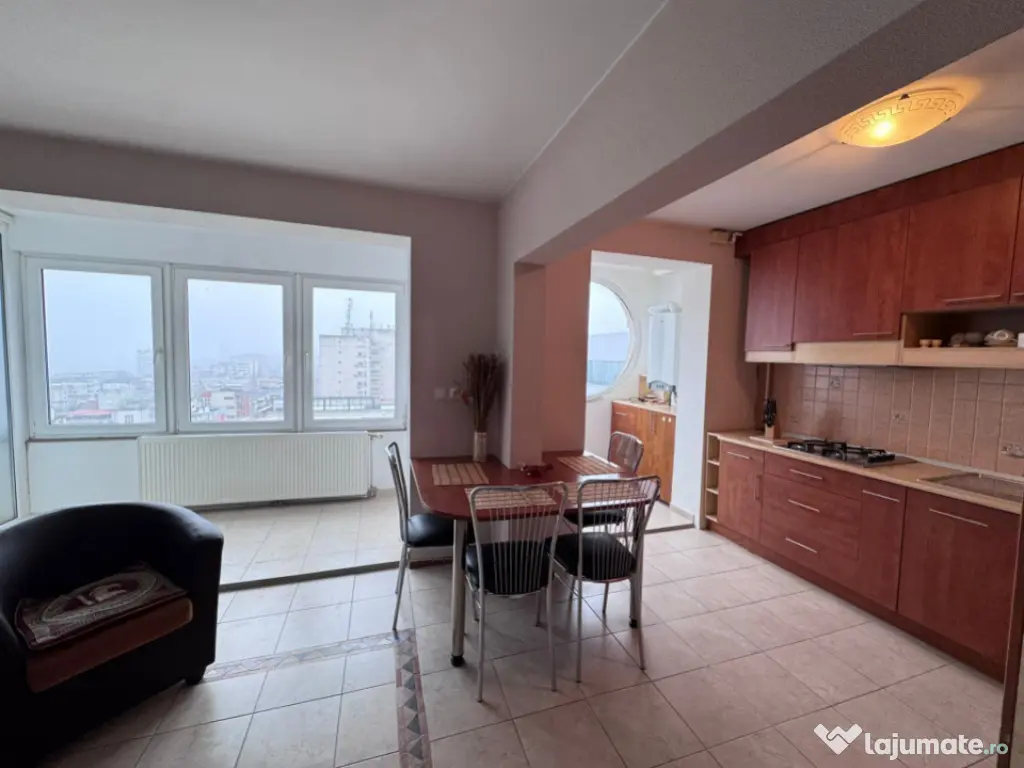 Apartament 3 camere de vanzare, situat in Zona Centrala 