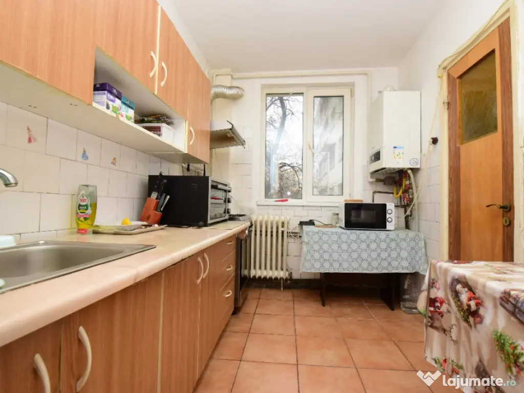 4 camere decomandat, centrală, boxă, etaj 1, 2 băi, 1 Decembrie