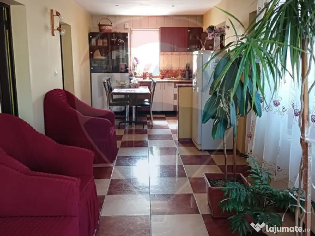 Casă spațioasă cu garaj - Mogoșoaia, foarte aproape d... 