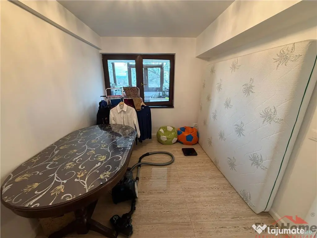 Apartament 3 camere, etaj 2 , ultracentral, renovat, incalzi 