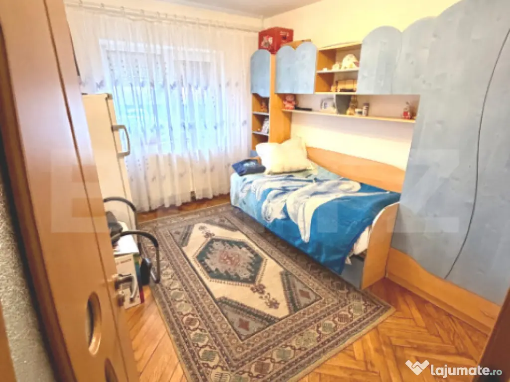 Apartament cu 4 camere, decomandat, spatios, 2 bai, Sanmarti