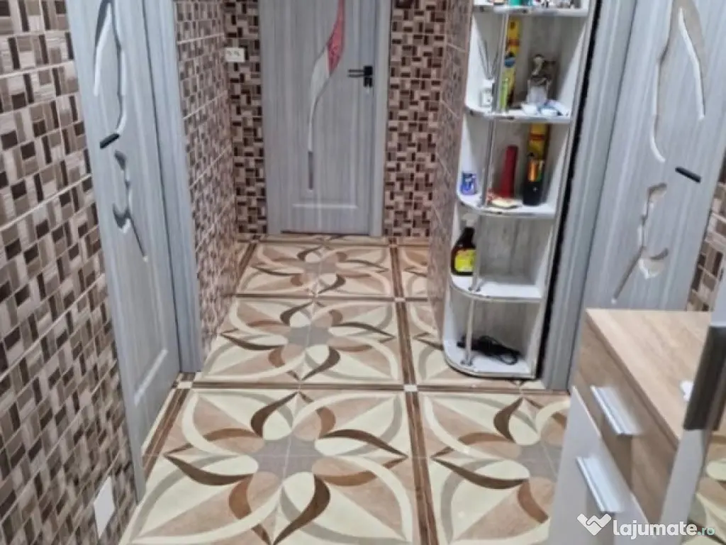 Apartament 4 camere decomandat, orasul Mizil, zona Centrala 