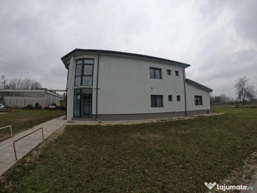 Cladire de birouri cu parcare privata 266 mp utili