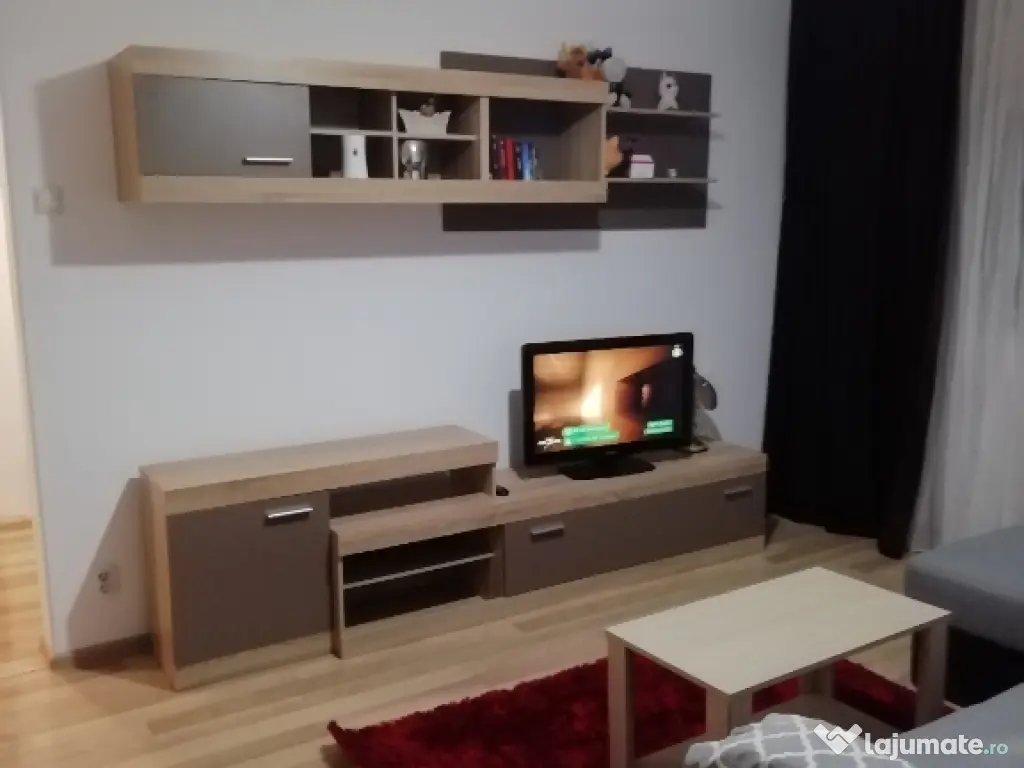 Închiriez apartament cu trei camere 