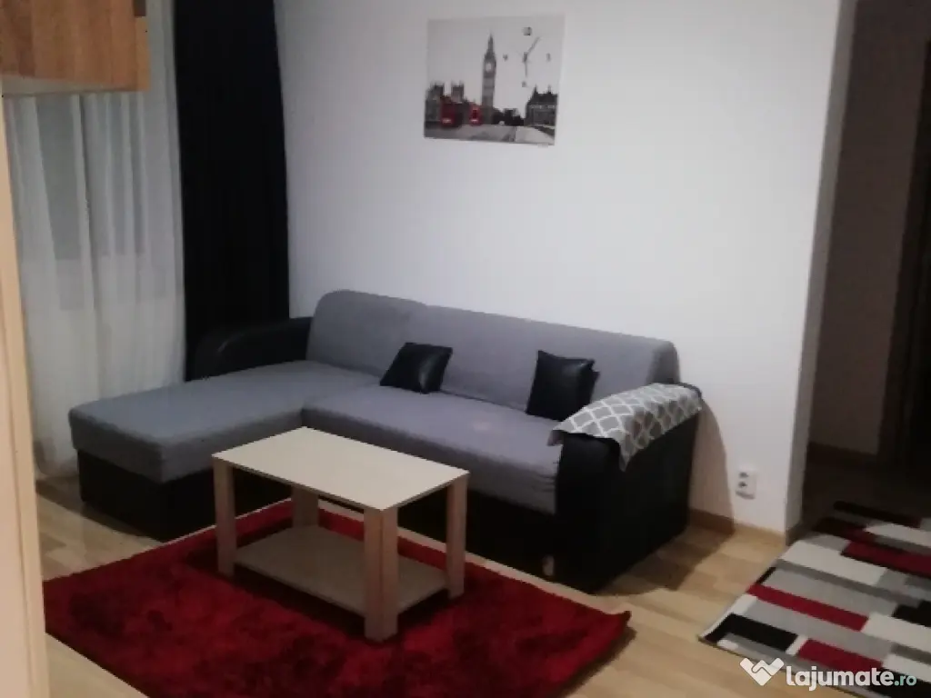 Închiriez apartament cu trei camere 