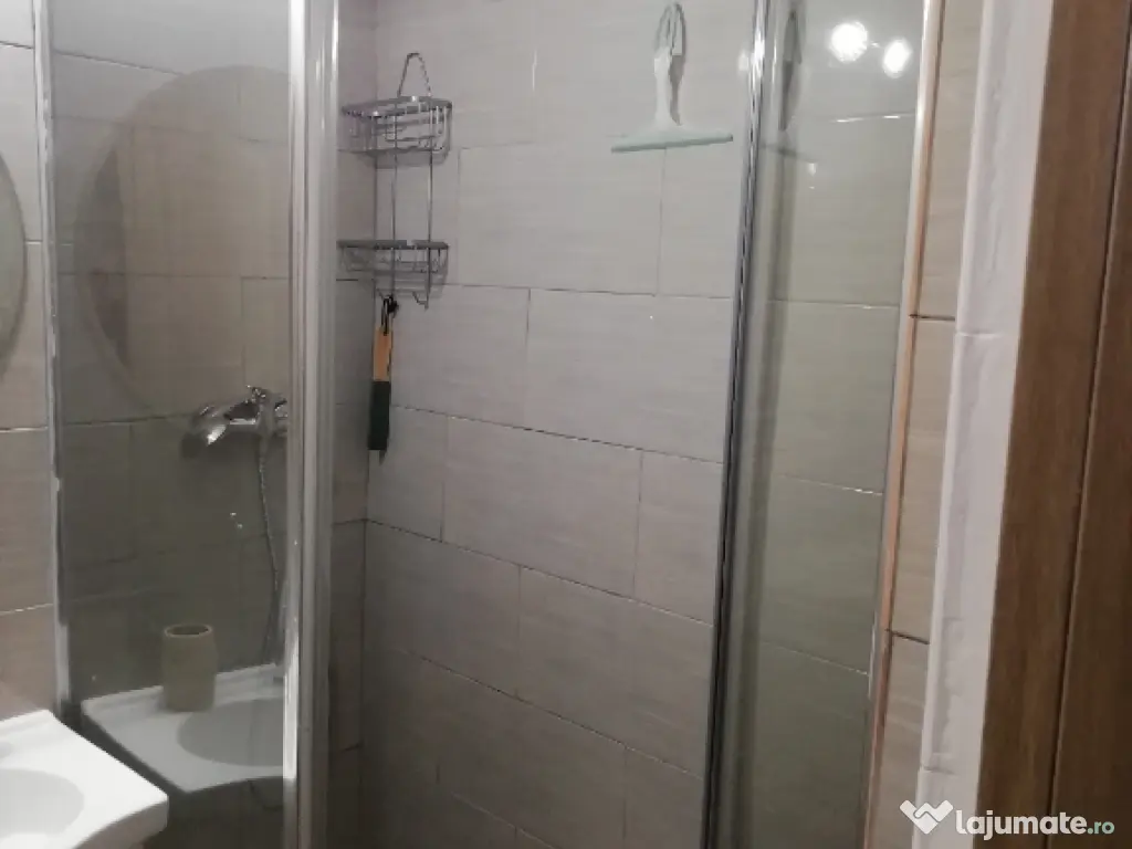 Închiriez apartament cu trei camere 