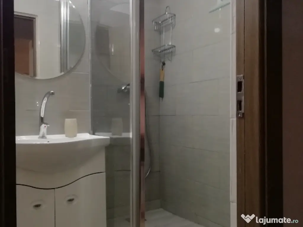 Închiriez apartament cu trei camere 