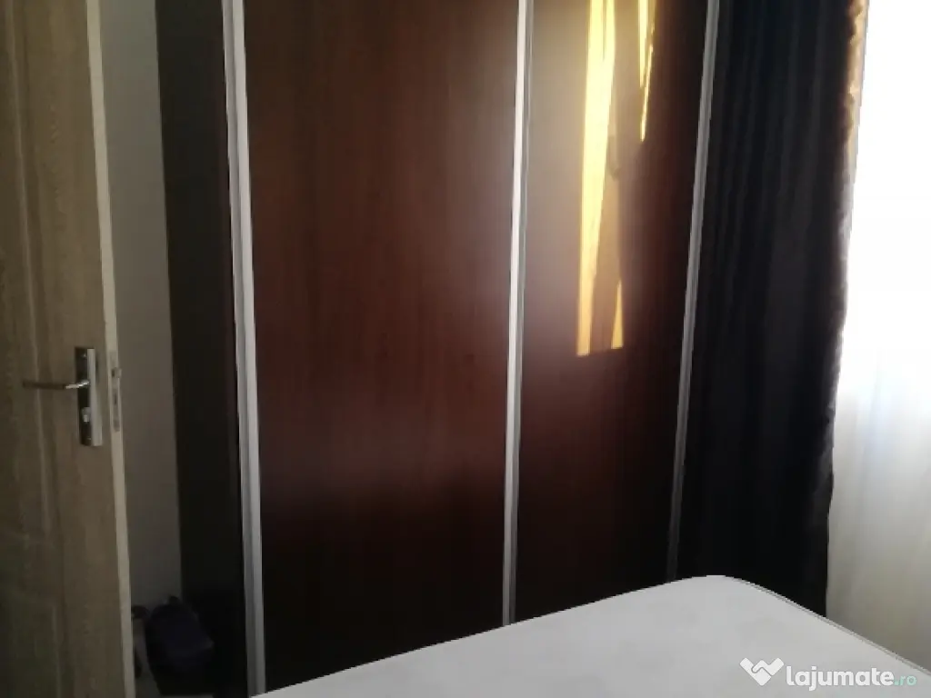 Închiriez apartament cu trei camere 