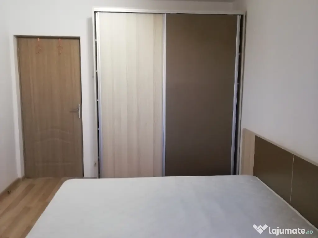 Închiriez apartament cu trei camere 
