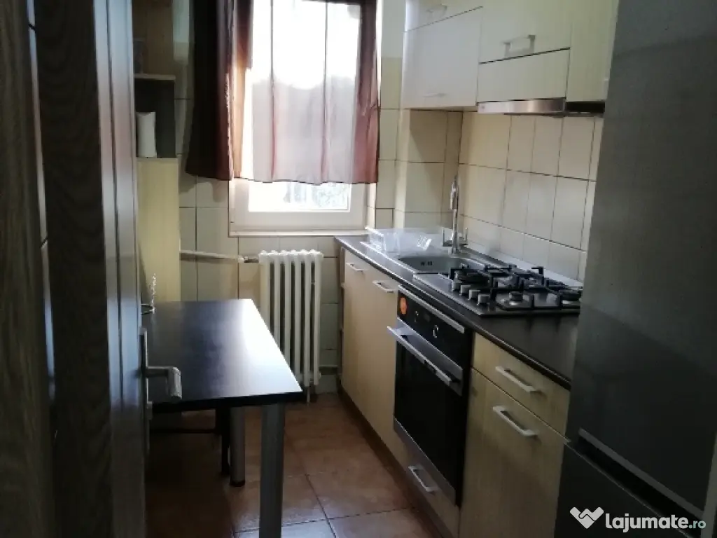 Închiriez apartament cu trei camere 