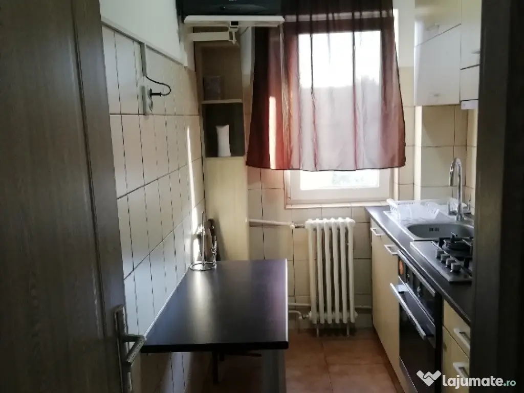 Închiriez apartament cu trei camere 