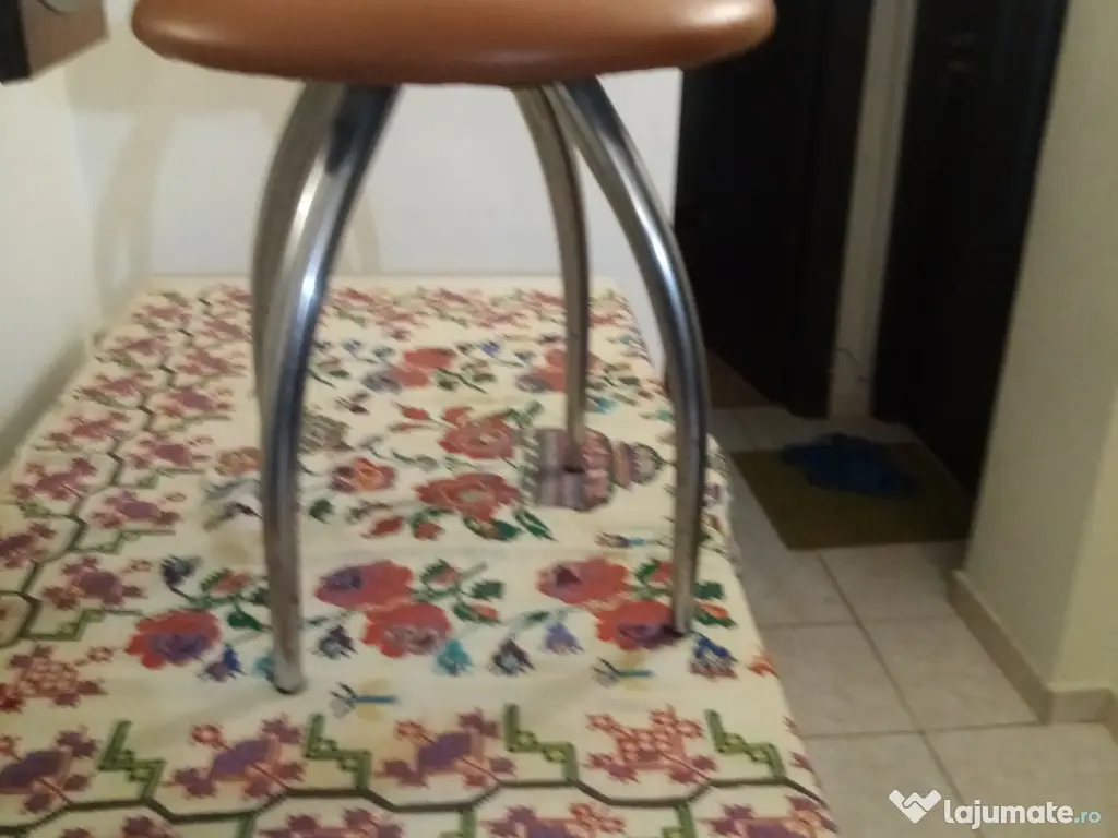 Scaun taburet maroniu.