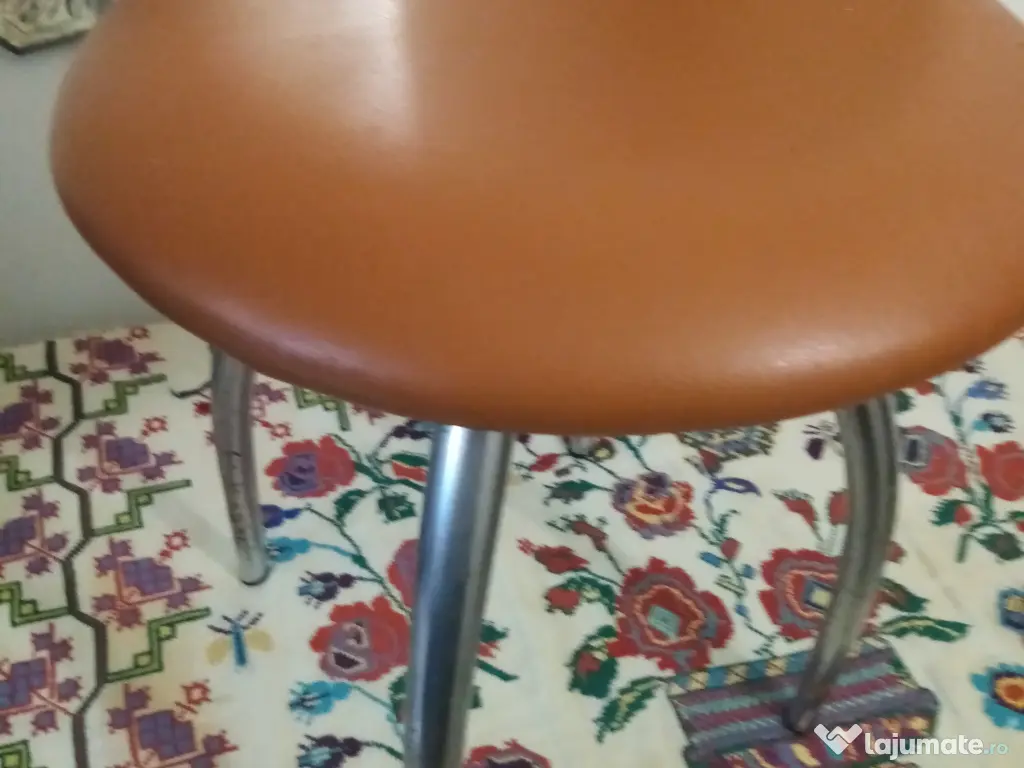 Scaun taburet maroniu.