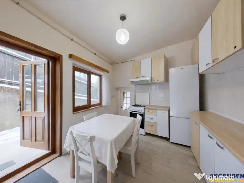 Un colt de liniste la poalele Tampei, Schei: Casuta singura 