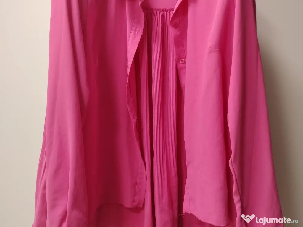 Cămașă roz, cu pliseu pe spate