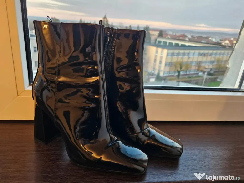 Ghete H&M lac stare buna 