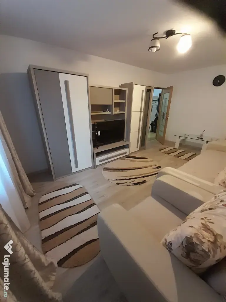 Închiriez apartament 3 camere