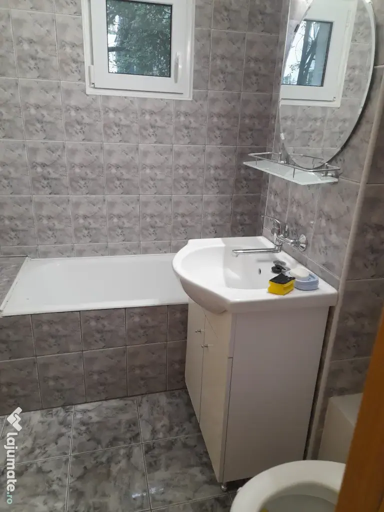 Închiriez apartament 3 camere