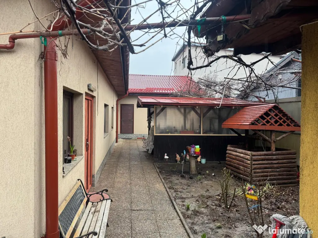 Inchiriez casa cu curte 