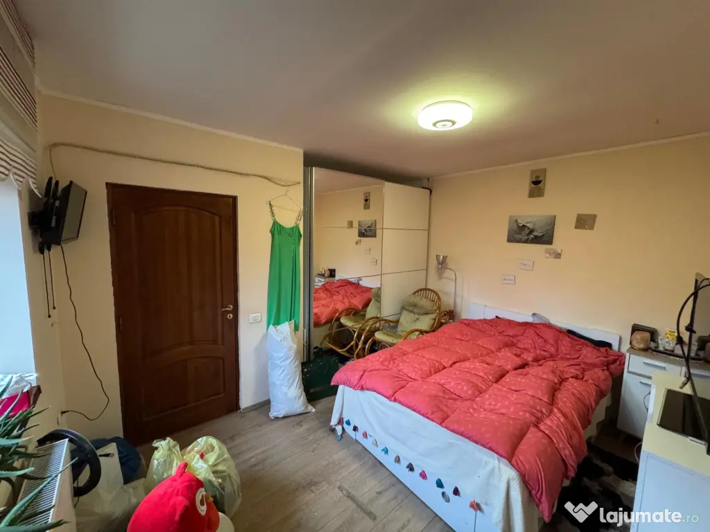 Inchiriez casa cu curte 