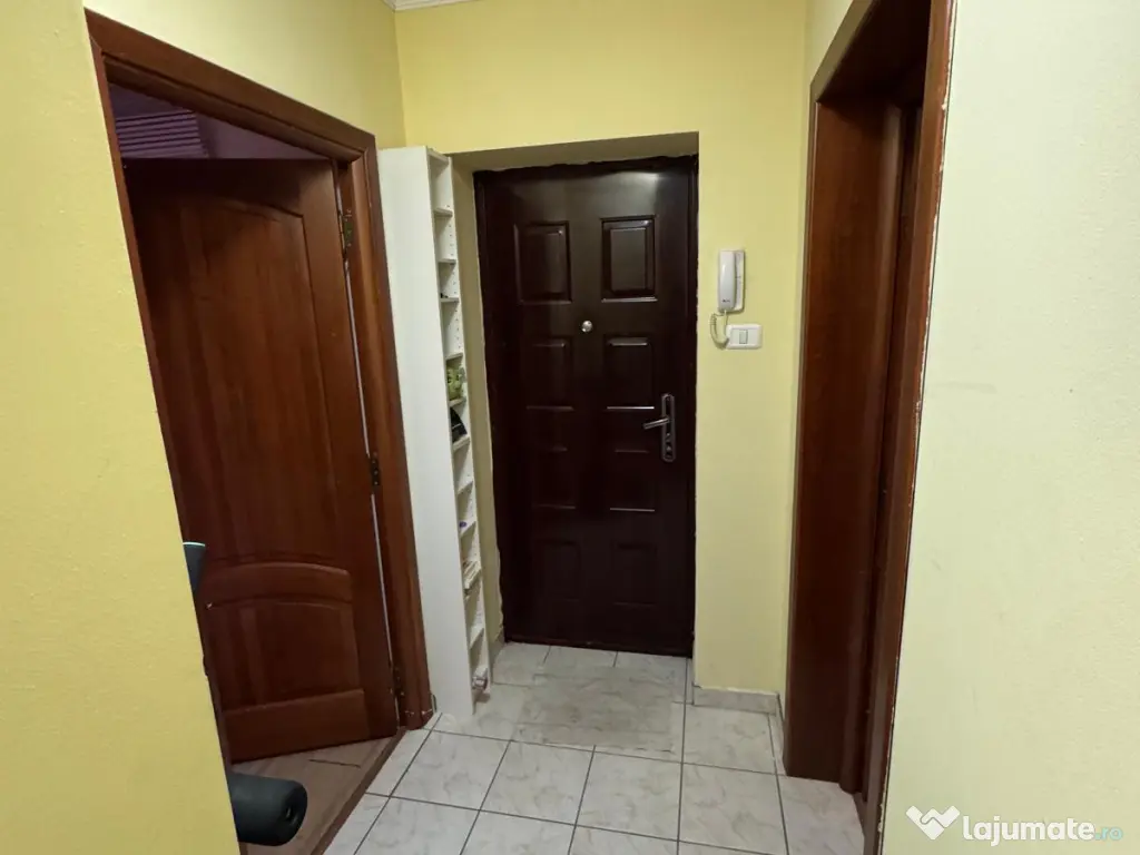 Inchiriez casa cu curte 