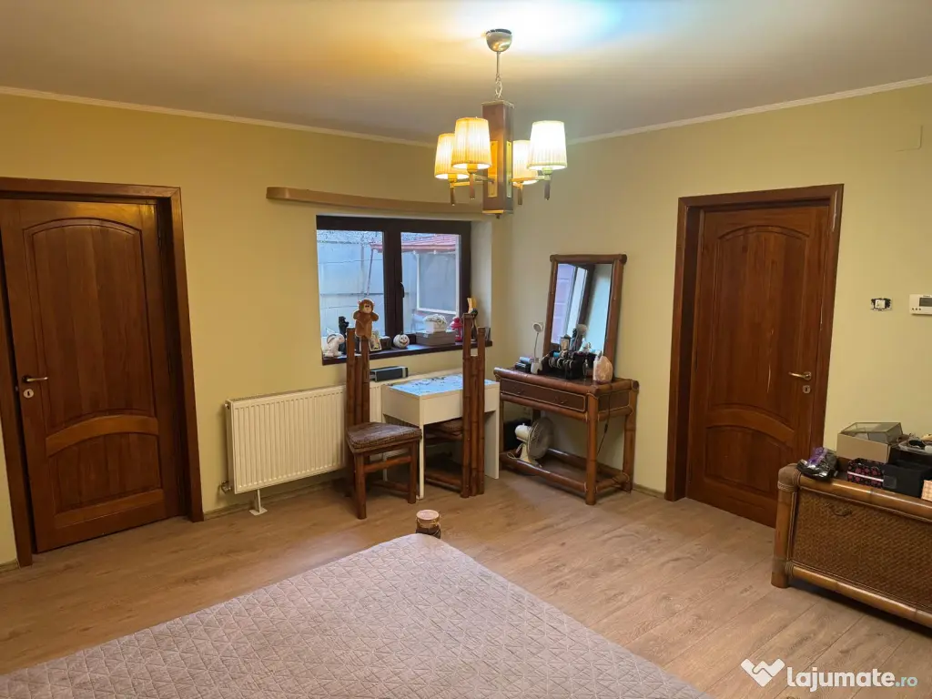 Inchiriez casa cu curte 