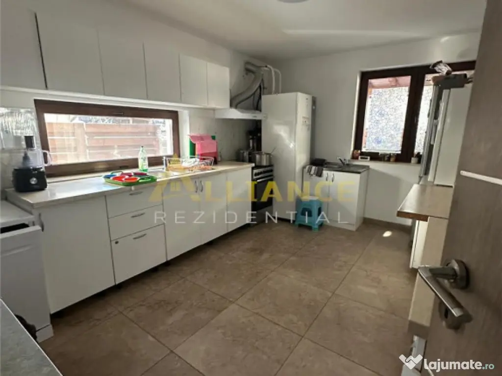 Casa individuala 8 camere, 3 bai - 300 mp Teren, Metrou Dimi