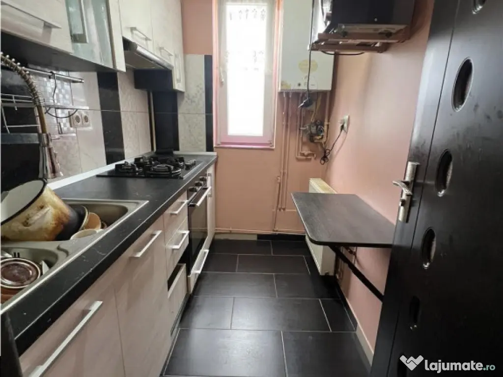 Garsoniera decomandata cu balcon la etajul 2 zona Turnisor d