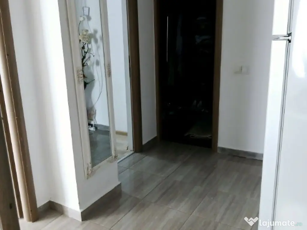 Apartament de 3 camere zona TRACTORUL