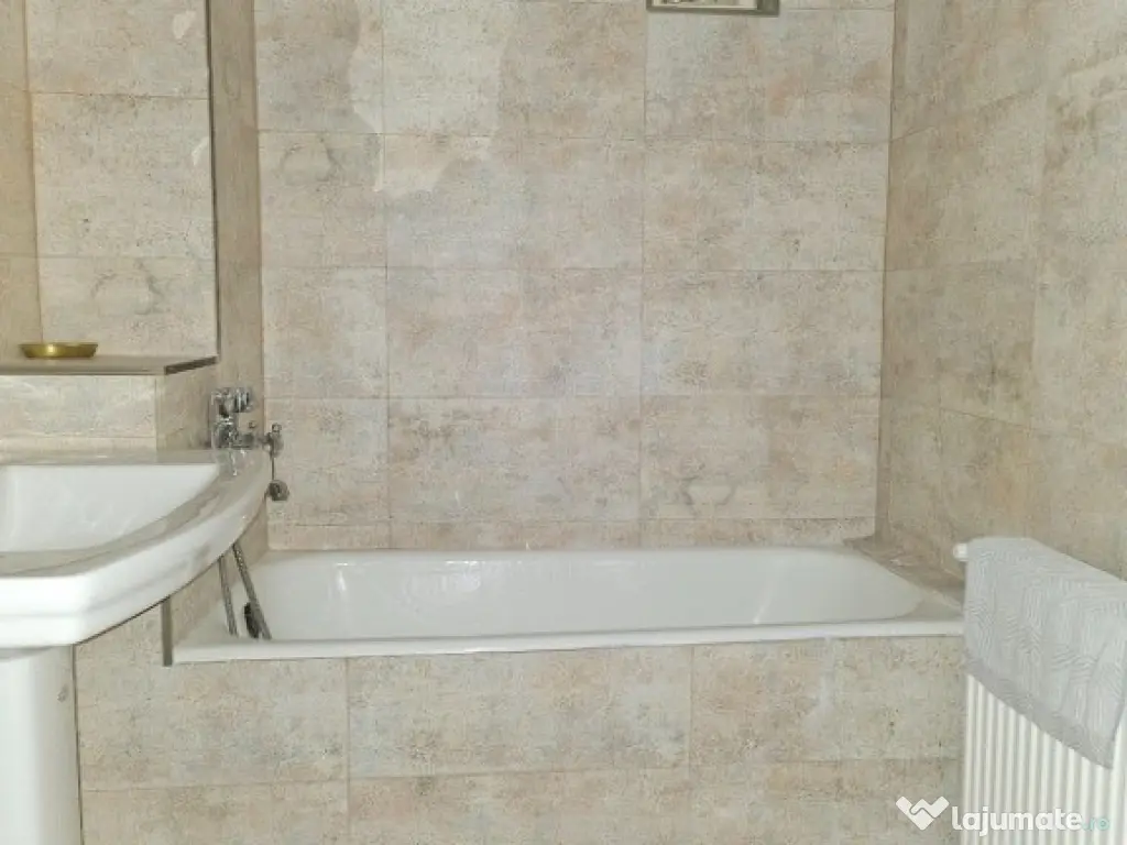 Ap 3 cam ultracentral, langa BCR, 146000 EURO 