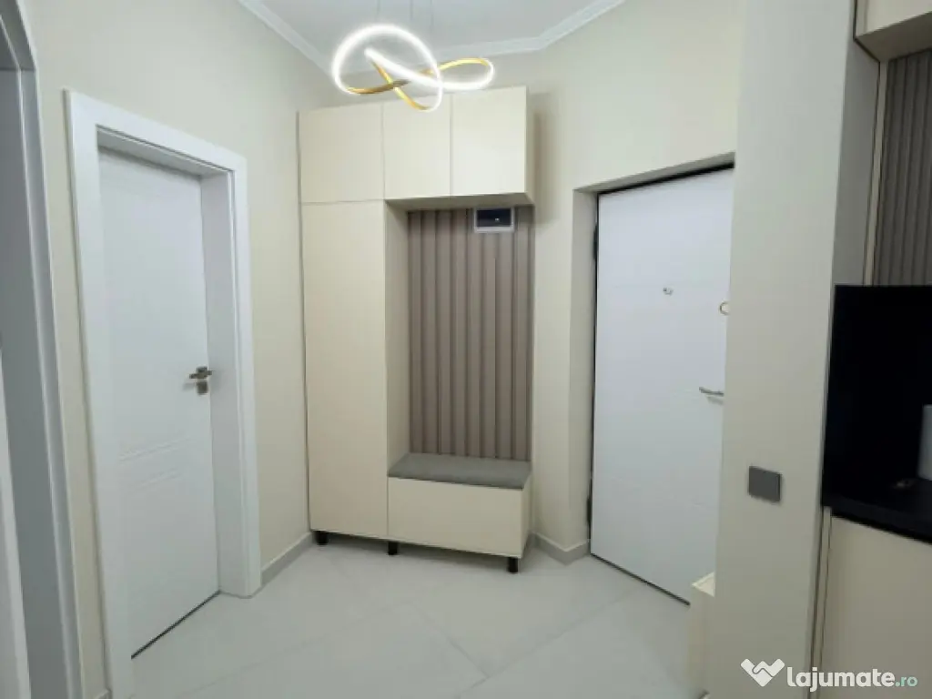 Apartament 2 camere, lux, parcare, zona Vivo 