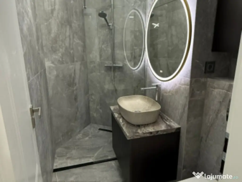 Apartament 2 camere, lux, parcare, zona Vivo 