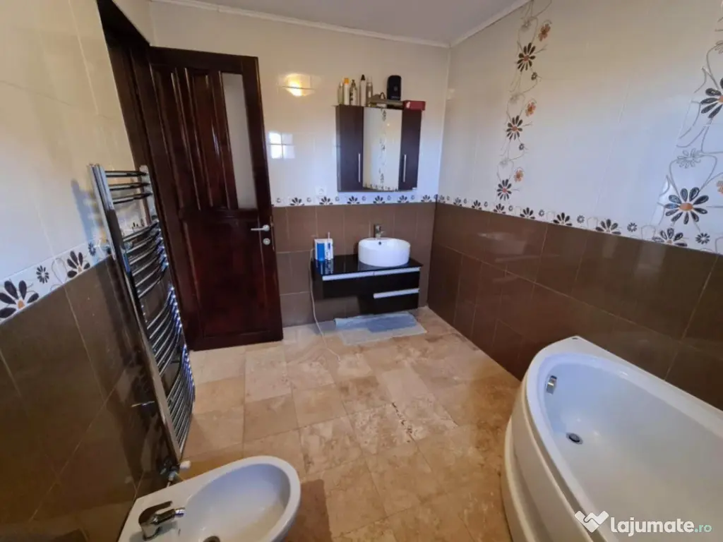 Vilă exclusivistă cu livadă privată și jacuzzi exterior 
