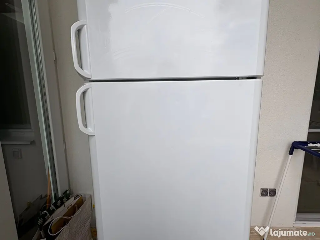 Frigider INDESIT Total No Frost, spatios, inaltime 1.90 m pe 70 latime 