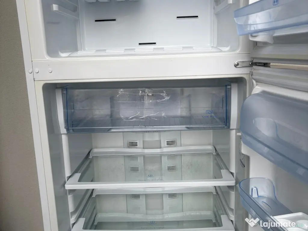 Frigider INDESIT Total No Frost, spatios, inaltime 1.90 m pe 70 latime 