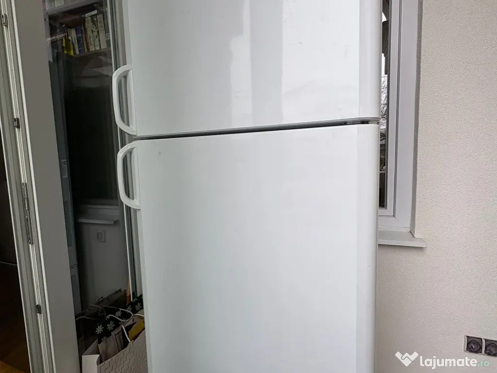 Frigider INDESIT Total No Frost, spatios, inaltime 1.90 m pe 70 latime 