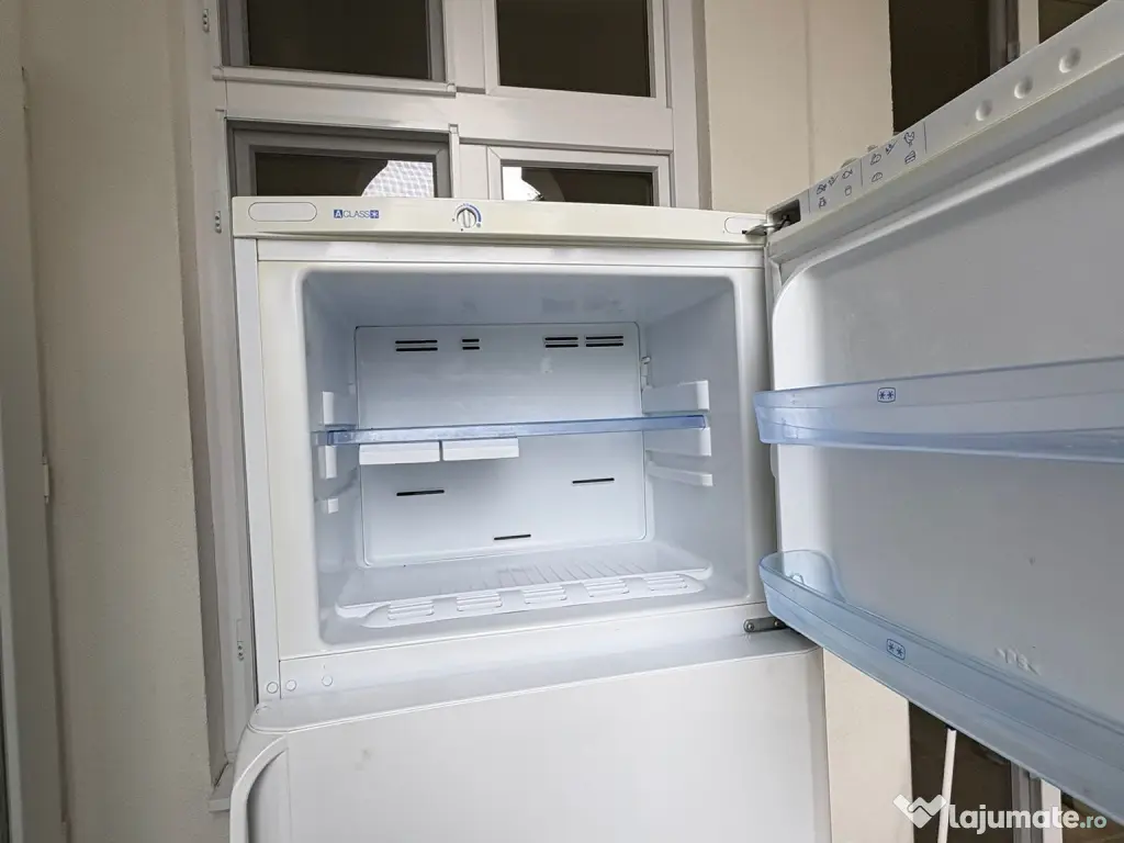 Frigider INDESIT Total No Frost, spatios, inaltime 1.90 m pe 70 latime 