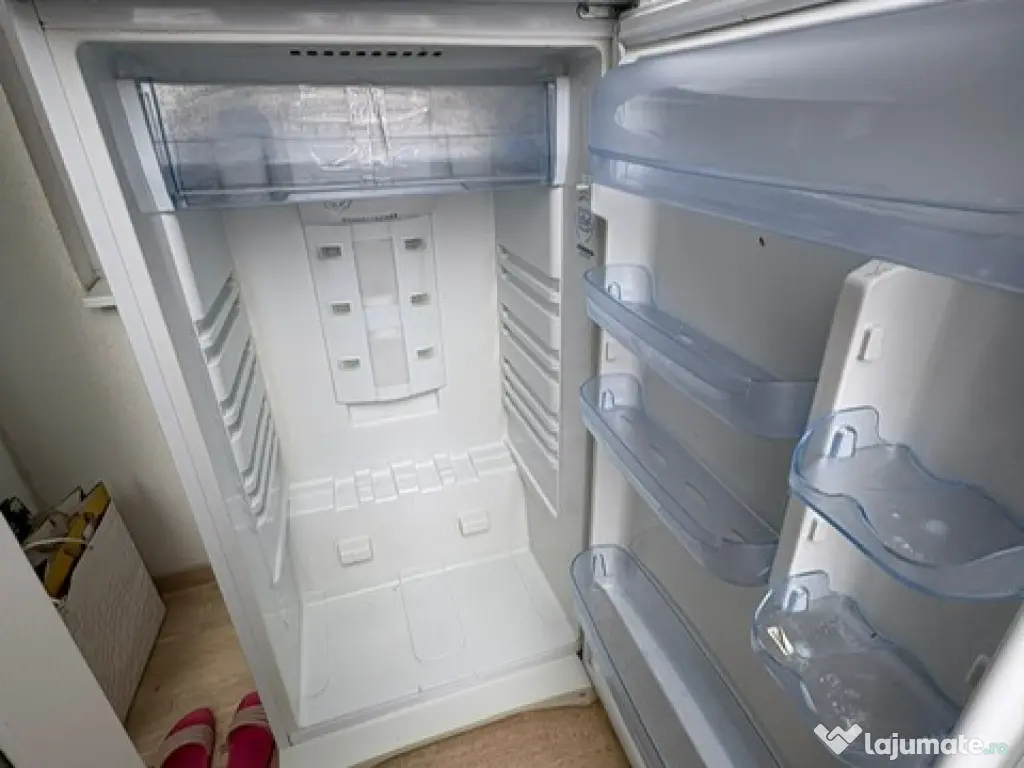 Frigider INDESIT Total No Frost, spatios, inaltime 1.90 m pe 70 latime 