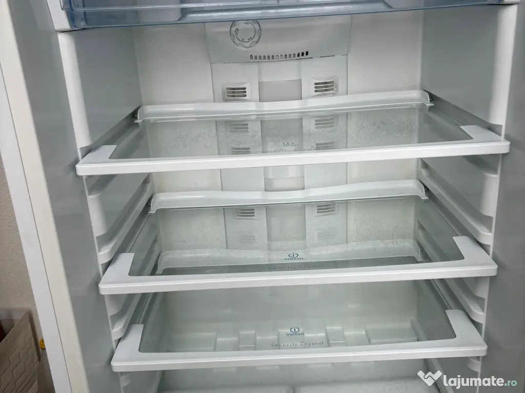Frigider INDESIT Total No Frost, spatios, inaltime 1.90 m pe 70 latime 