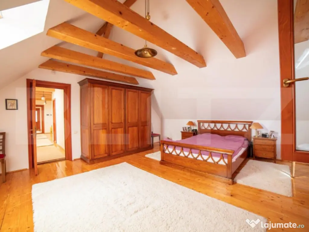 Proprietate deosebită cu panouri fotovoltaice si panouri so