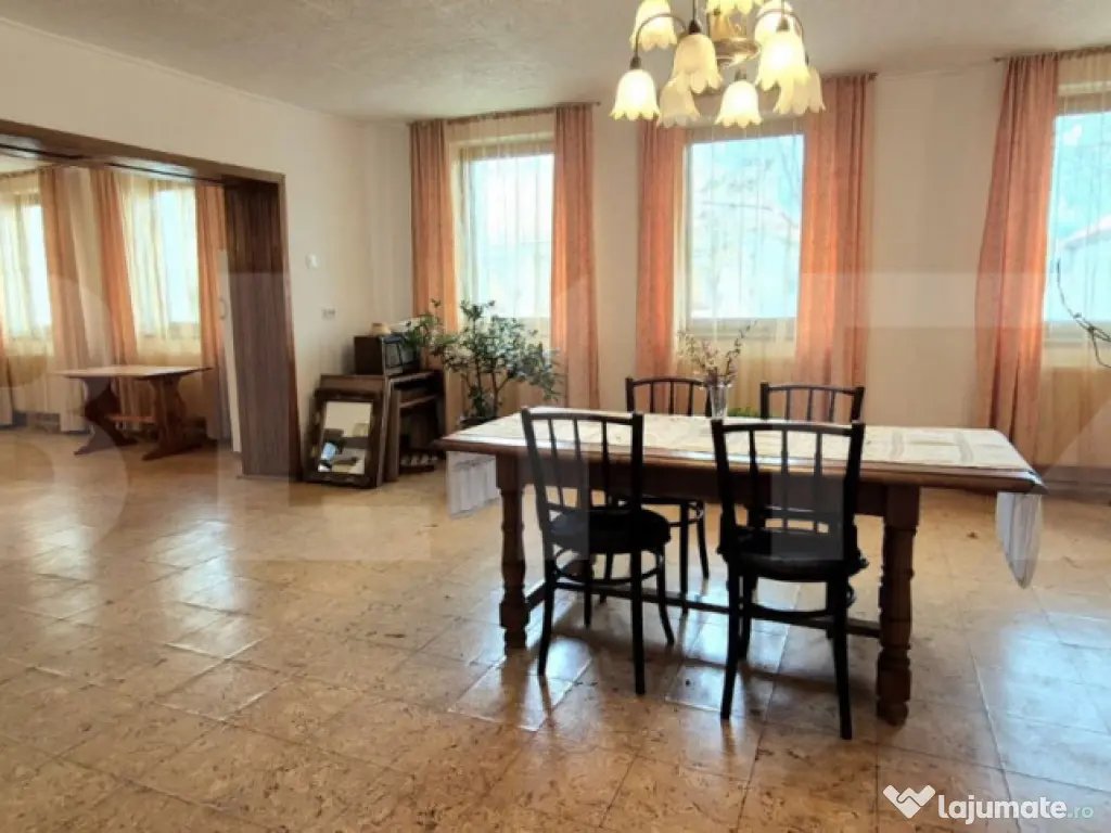 Proprietate deosebită cu panouri fotovoltaice si panouri so