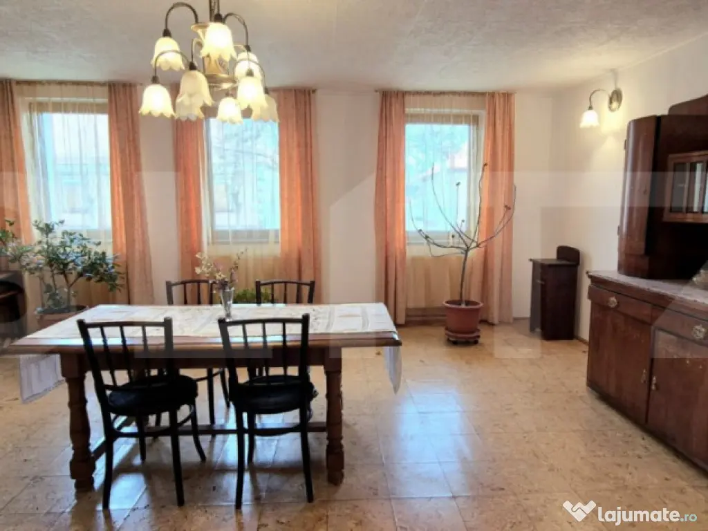 Proprietate deosebită cu panouri fotovoltaice si panouri so