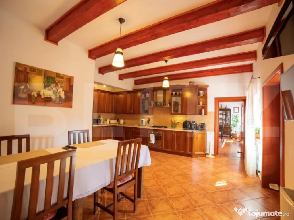 Proprietate deosebită cu panouri fotovoltaice si panouri so